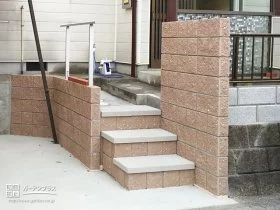 階段の傾斜を緩やかに手すりを設置したアプローチ階段[施工後]