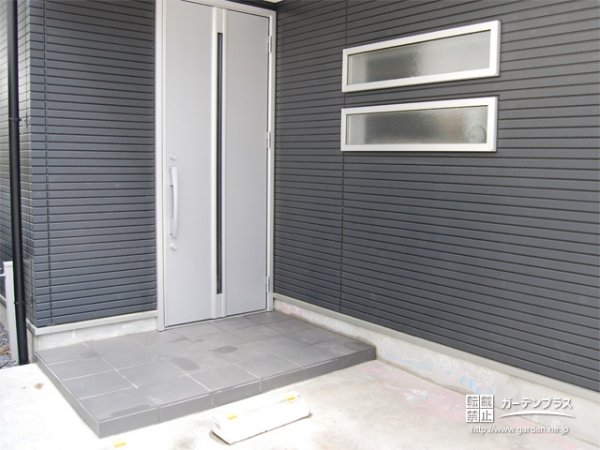 スタイリッシュなお住まいに美しく調和したタイル張りの玄関ポーチ設置工事 No 6533 その他外構工事の施工例 外構工事のガーデンプラス