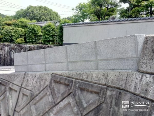 延長工事で安心感のある空間となった石垣の上のブロック塀