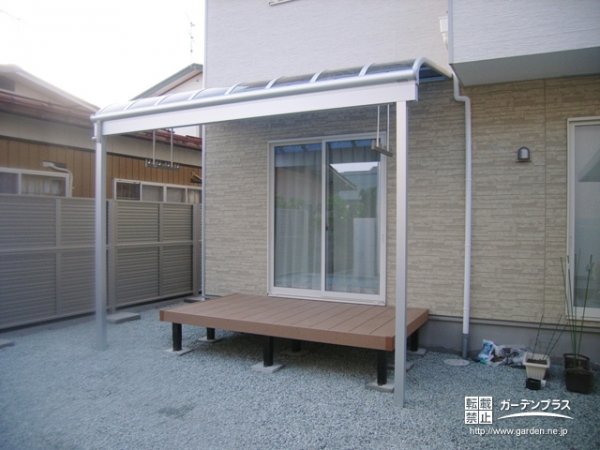 暮らしを快適にするアール型のテラス屋根とウッドデッキ設置工事 No 6569 テラスまわりの施工例 外構工事のガーデンプラス