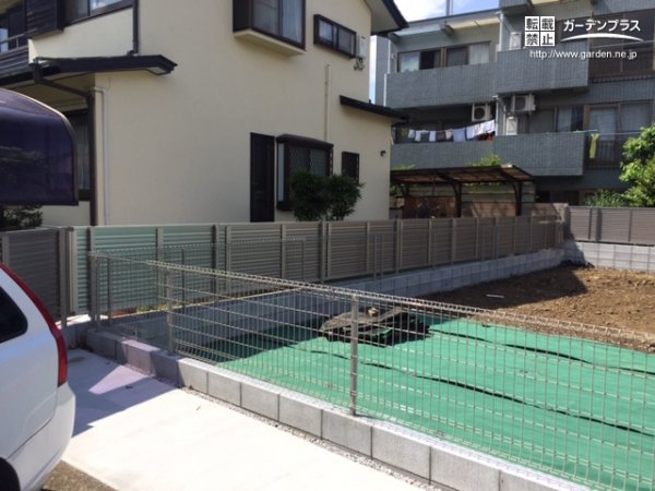 広い敷地のプライベートを確保し隣家とのプライバシーも保つ目隠しフェンス設置工事 No 6570 目隠しフェンスの施工例 外構工事のガーデンプラス