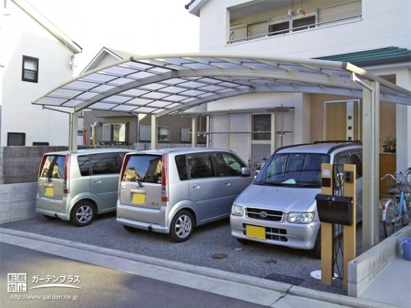 機能性とデザイン性と安全性を実感する優しいアール屋根の３台用カーポート設置工事 No 6577 駐車スペースの施工例 外構工事のガーデンプラス