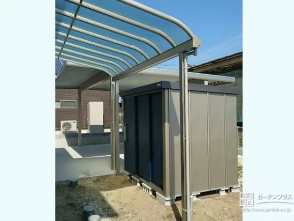 No.6607 優しい印象のアール型のテラス屋根と屋外の長期使用にタフな物置の設置工事
