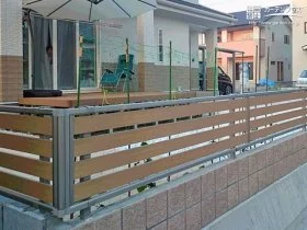 ハニーチェリーの優しい色合いでお住いを囲む横板格子のデザインの外周フェンス