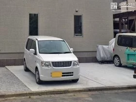 ストレスなく駐車できる、フラット仕上げの駐車スペース