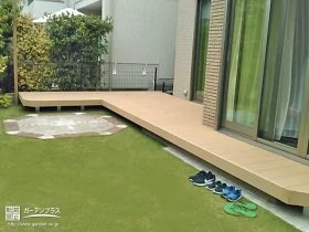 お庭とお部屋の間の素敵なアウトドア空間をつくるウッドデッキ設置工事