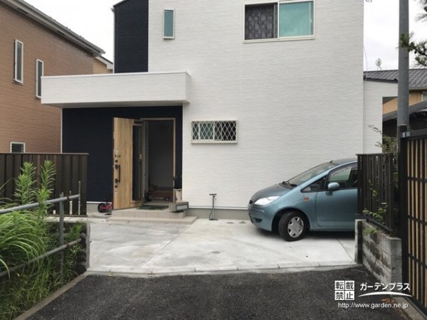 凹凸のないコンクリートのアプローチと一体化した駐車スペース設置工事 No 6660 駐車スペースの施工例 外構工事のガーデンプラス