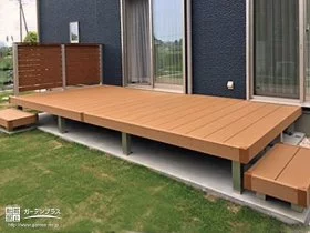 天然木を再現したお部屋とお庭をつなぐウッドデッキ[施工後]