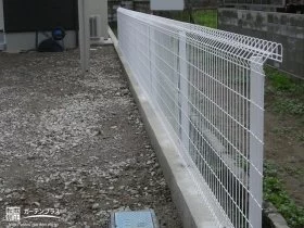 防犯効果のあるメッシュタイプの境界フェンス[施工後]
