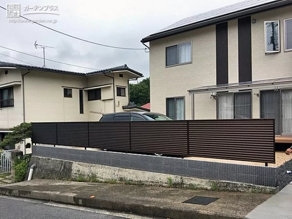 お住いの色合いとコーディネートした目隠しフェンス