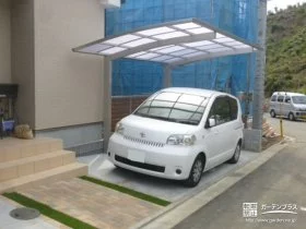 自然石の優しい風合いのラインが可愛い駐車スペース[施工後]