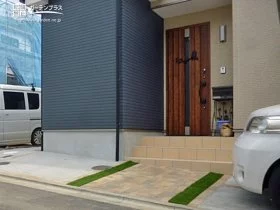 自然石の風合いと芝生の彩が魅力のアプローチ[施工後]