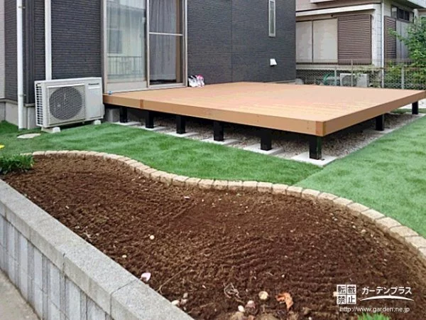 No.6708 人工芝とたたきと花壇で優しい曲線を描いたガーデンリフォーム工事[施工後]