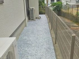 防草シートと砂利でお掃除が楽になる犬走り[施工後]