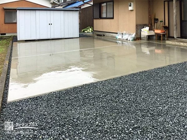 雨の日も足元はフラットな土間コンクリートの駐車スペース