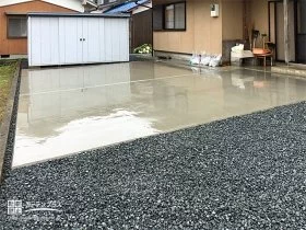 雨の日も足元はフラットな土間コンクリートの駐車スペース[施工後]