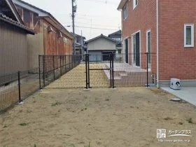 お住いの防犯効果を高め可視性と通風性に優れたフェンスと園庭門扉[施工後]