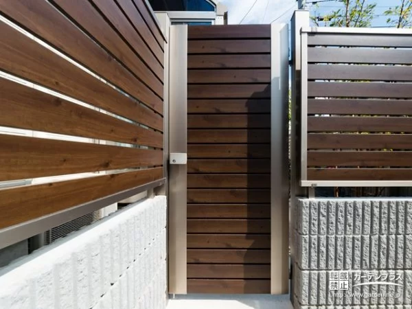 ナチュラルな木調色とシャープなアルミフレームの美しい園庭門扉