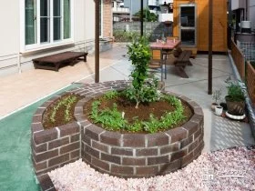 お庭を華やかで楽しい空間にする円形レンガ花壇