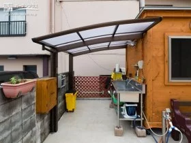 快適なお庭のキッチンスペースの可愛い屋根のサイクルポート[施工後]