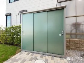 お庭に美しく調和する優しいパステルカラーの物置