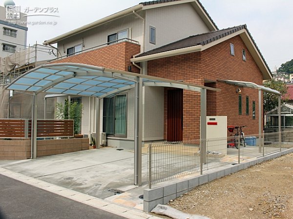 駐車駐輪スペースに屋根をつけて便利と快適に仕上げた新築外構工事 No 6771 新築外構一式の施工例 外構工事のガーデンプラス