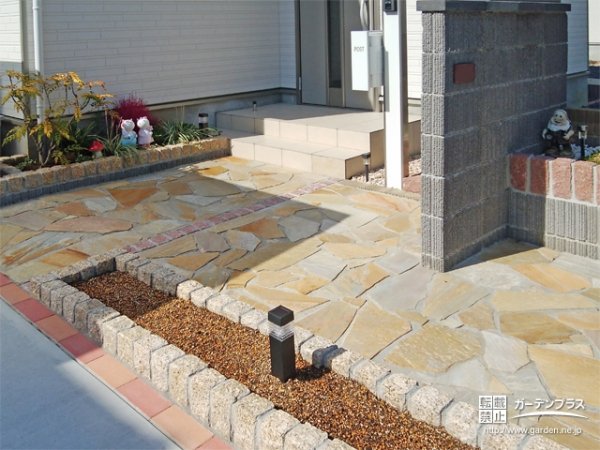 乱形石　乱張り　イエロー　ピンコロ石　レッド　アプローチ　外構 乱形石張りとピンコロの自然の優しいが溢れる可愛いファサードの
