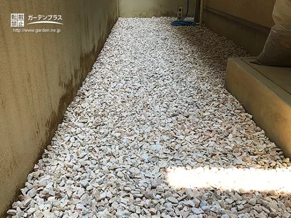 No.6777 野良猫の侵入と雑草対策に大きめの砂利を敷いた裏庭[施工後]