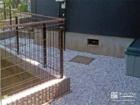 美しい景観を保ち雑草のの侵入を抑制する犬走り[施工後]