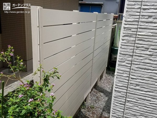 窓からの景色をかわいい雰囲気にリフォームする目隠しフェンス設置工事 No 6785 目隠しフェンスの施工例 外構工事のガーデンプラス 窓からの景色をかわいい雰囲気にリフォームする目隠しフェンス設置工事 No 6785 目隠しフェンスの施工例 外構工事のガーデンプラス