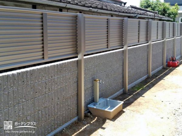 プライベート空間を守るプラチナステン色のシンプルな目隠しフェンス設置工事 No 6810 目隠しフェンスの施工例 外構工事のガーデンプラス