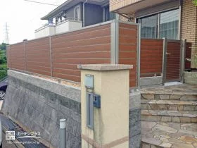 横目隠しタイプのデザインで統一したお庭の門扉と目隠しフェンス[施工後]