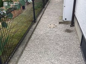 お住いと植栽の色味を砂利で引立たせ雑草対策された犬走り[施工後]