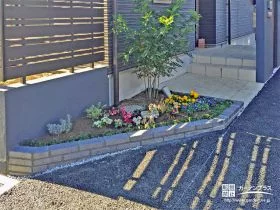 道路境界と接する位置を整えたレンガ花壇[施工後]