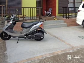 フラットで広々とした多目的に活躍する駐車スペース[施工後]