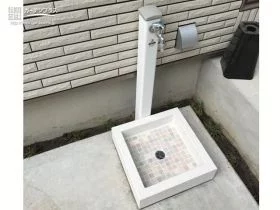 モザイクタイルがスタイリッシュな立水栓[施工後]