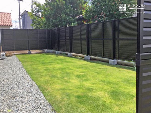 プライバシーを確保し美しい芝生のお庭に演出する目隠しフェンス設置 No 6955 目隠しフェンスの施工例 外構 工事のガーデンプラス スマホ版