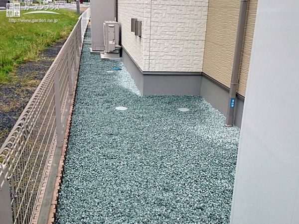 お住いの安全性を高くするメッシュタイプの外周フェンス設置工事 No 6962 外周フェンスの施工例 外構工事のガーデンプラス