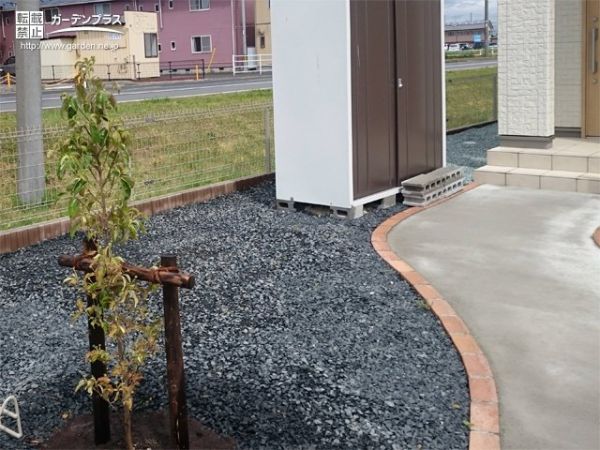 お住いの安全性を高くするメッシュタイプの外周フェンス設置工事 No 6962 外周フェンスの施工例 外構工事のガーデンプラス