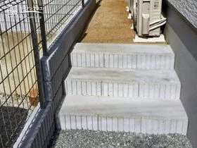 外観の統一感の繋がりのあるデザインの園路階段