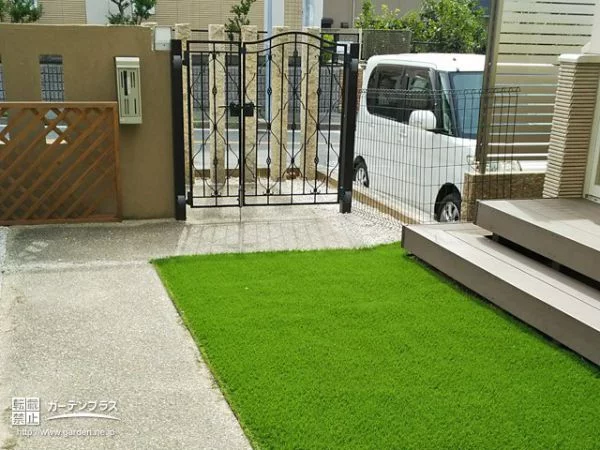 No.6990 緑の人工芝と白い砂利で雑草を抑制するお庭リフォーム工事