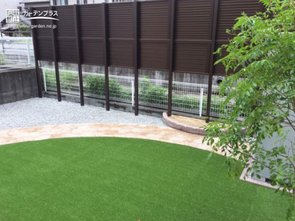 円形の人工芝と乱形石タイルが織り成す美しいの主庭へのリフォーム No 7003 花壇 菜園 芝生の施工例 外構工事のガーデンプラス