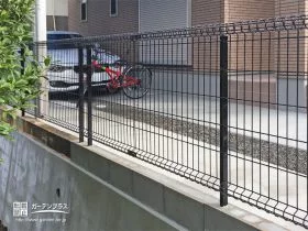隣家の緑の景色を取り込むメッシュタイプの境界フェンス[施工後]