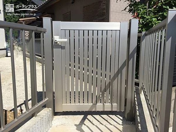 シンプルなアルミ格子でセキュリティーをデザインする門扉