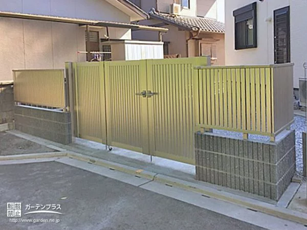 No.7009 縦太格子の美しい門扉とフェンスで防犯効果を高めたクローズ外構工事