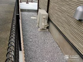 白い色味の砂利がお住いを上品に演出する犬走り[施工後]