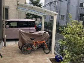 R型のベーシックなデザインのサイクルポート[施工後]
