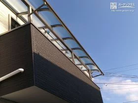 柔らかなカーブラインがお住いと調和するバルコニー屋根[施工後]