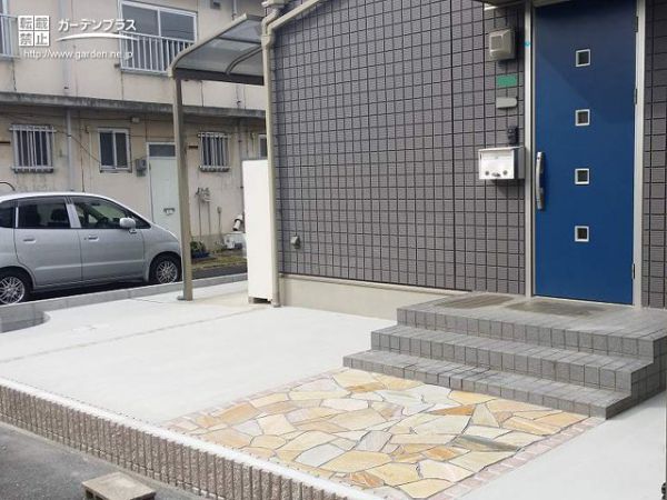 シンプルなコンクリートに自然石の風合いが主役の外構リフォーム工事 No 7092 玄関アプローチの施工例 外構工事のガーデンプラス