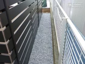 砂利敷きですっきりさせた犬走り